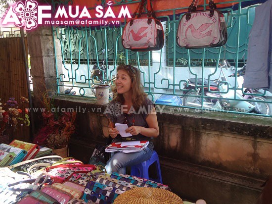 Đến chợ Tây, khách hàng Việt sẽ rất thích thú khi được mua hàng của người Tây.